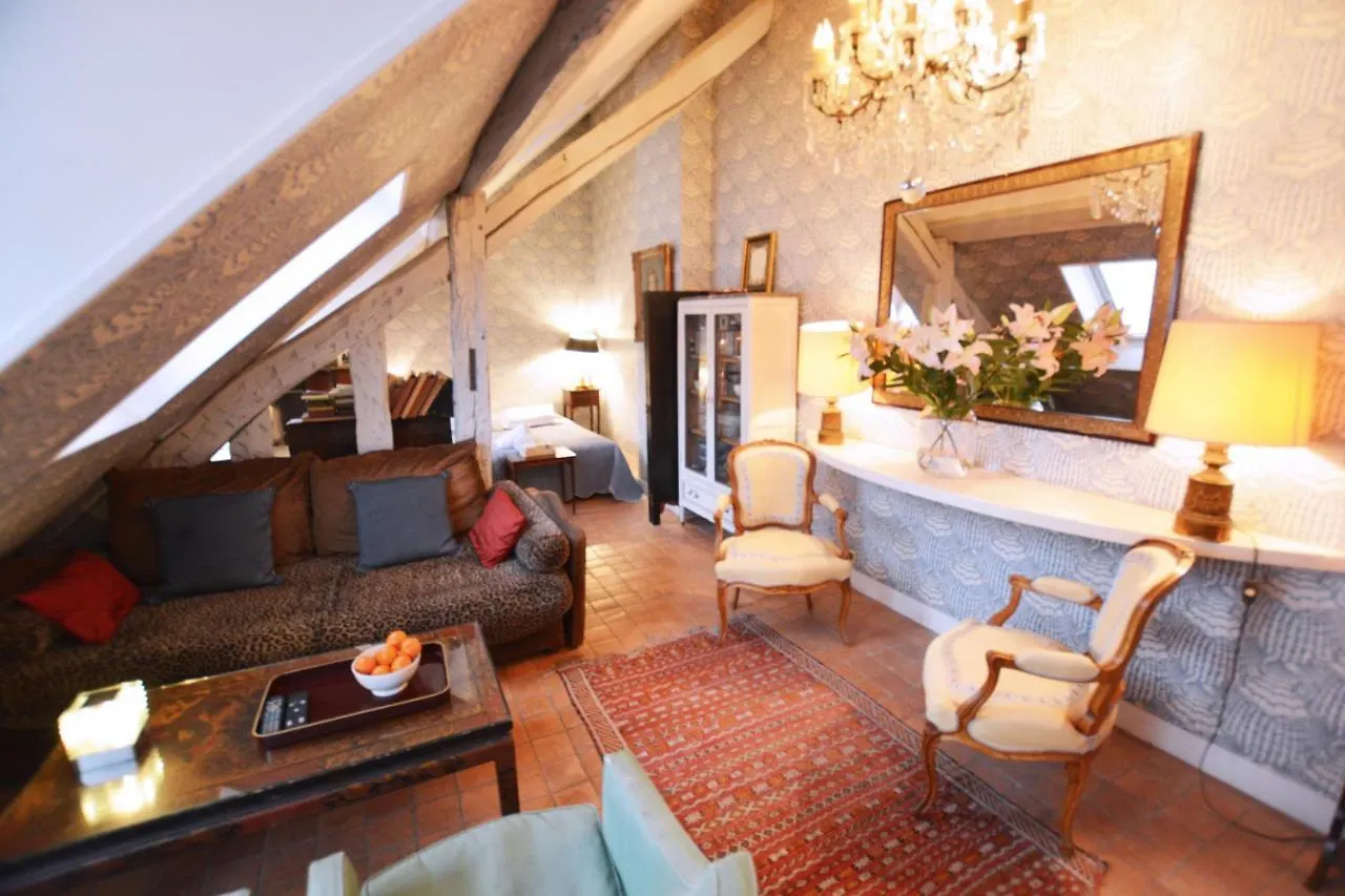 Charming Studio Near Louvre Paris